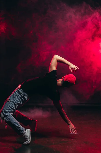 Νεαρός που χορεύει σε καπνιστό φόντο — Φωτογραφία Αρχείου