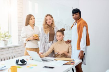 Görevdeki çok ırklı insanların portresi