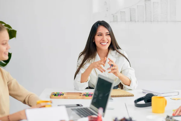 Portret van een jonge, goed uitziende zakenvrouw aan tafel in functie — Stockfoto