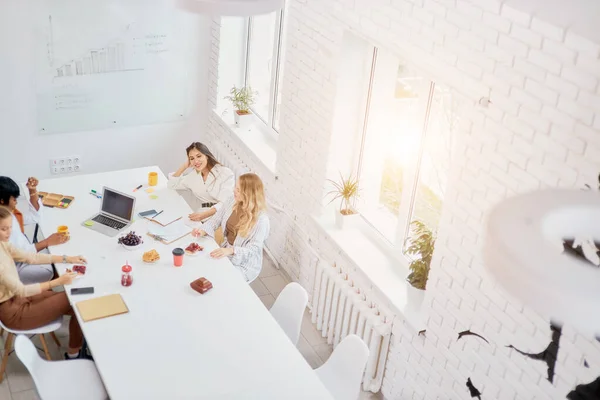 Vista superior del coworking empresarial en la oficina — Foto de Stock