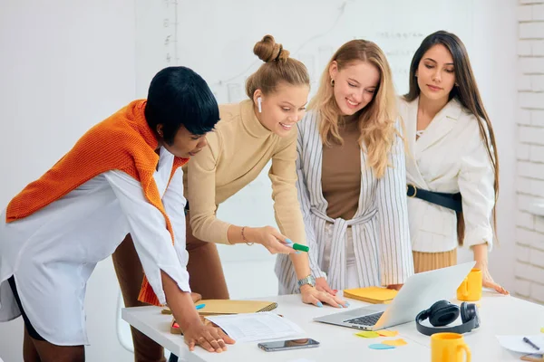 Grupo criativo multiétnico de trabalho feminino de negócios em conjunto no computador portátil — Fotografia de Stock