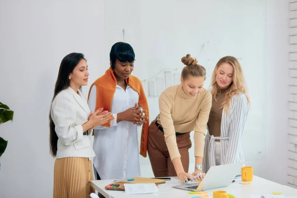 Gruppo creativo multietnico di manager che lavorano insieme su laptop — Foto Stock