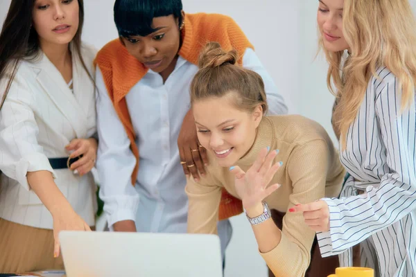 Equipe de negócios feliz no escritório — Fotografia de Stock