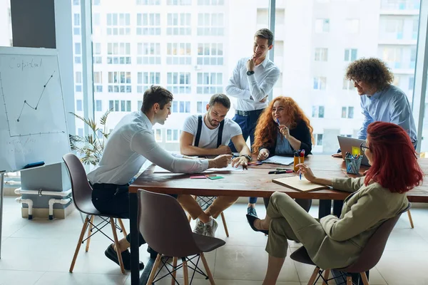 Un grupo de caucásicos en la conferencia de negocios — Foto de Stock