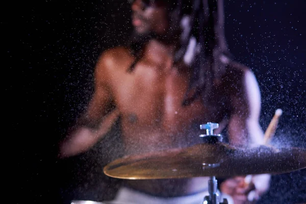 Joven negro macho golpeando, realizar rock música usando batería conjunto —  Fotos de Stock