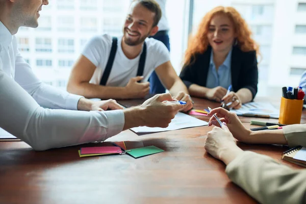 Kaukasischer Geschäftsmann unterbreitet Coworking-Kollegen seine Vorschläge — Stockfoto