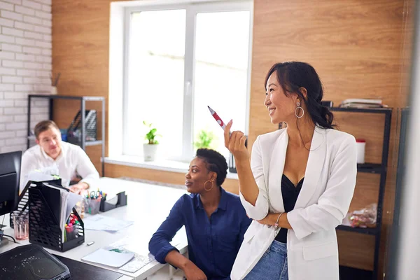 Zelfverzekerde aziatische zakenvrouw doen presentatie met behulp van flip-over — Stockfoto