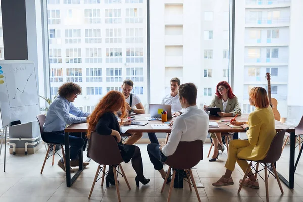 Gente de negocios coworking juntos en oficina moderna, hombres y mujeres gente de negocios — Foto de Stock