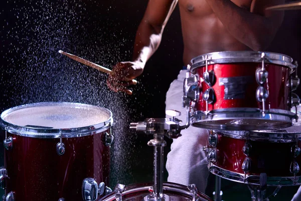 Concetto di strumenti a percussione. musica rock fatta dal batterista africano — Foto Stock