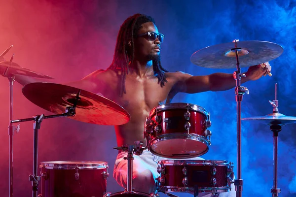 Moderno e elegante homem africano tocando bateria — Fotografia de Stock