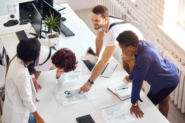 Business, Start-up und People-Konzept. Geschäftsleute verschiedener Nationen — Stockfoto