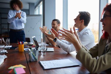 Bir grup Kafkas genç meslektaşı ofiste birlikte çalışıyor.