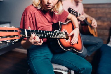 Hoş bir çift evde gitar çalarak birlikte zaman geçirir.