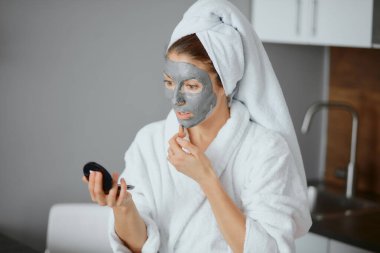 Yüzünde maske olan güzel kadın