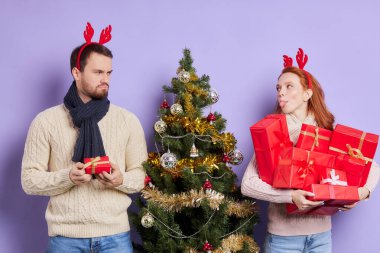 Noel 'de Coucasian erkeği ve kadını