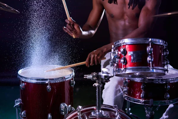 Homem negro batendo com bastões de tambor — Fotografia de Stock