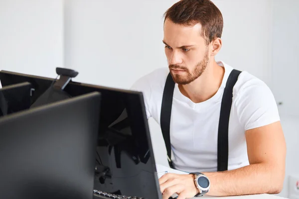 Homem de negócios caucasiano trabalhando no escritório no computador — Fotografia de Stock