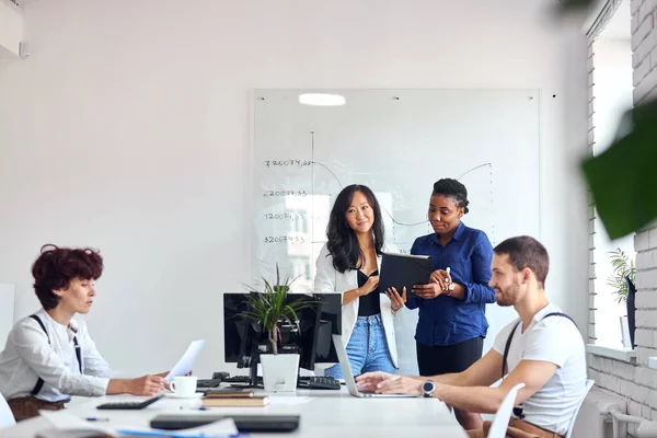 Afrikanischer Führer hält Unternehmenspräsentation vor internationalem Konzern — Stockfoto