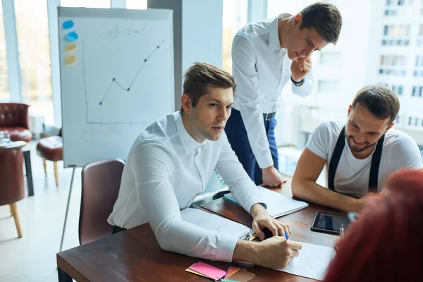 Proceso de trabajo en equipo de un equipo joven de compañeros de trabajo caucásicos haciendo una gran discusión de negocios en la oficina moderna — Foto de Stock