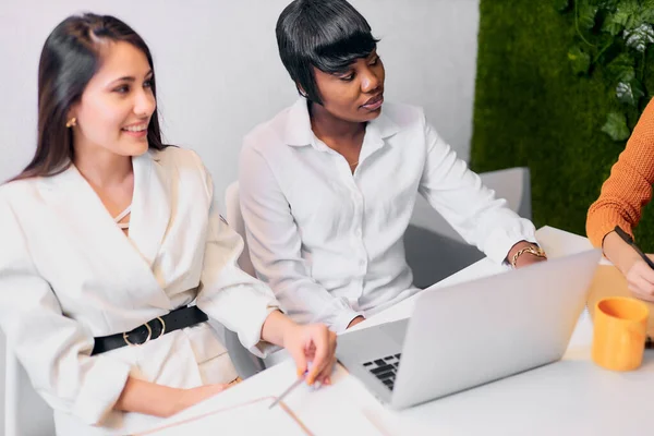 Internationale groep zakenvrouwen die samenwerken in functie — Stockfoto