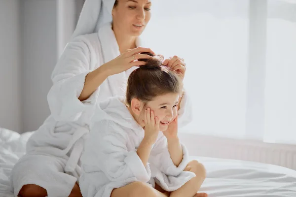 Caucásica madre atar la cola en hijas cabello —  Fotos de Stock