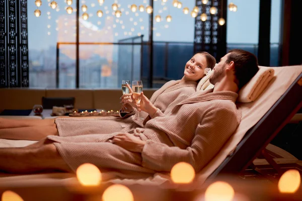 Bonito casal jovem desfrutando e relaxando no centro de SPA — Fotografia de Stock