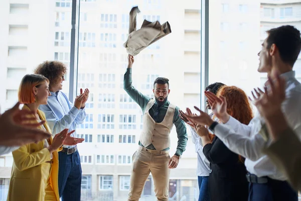 Úspěšný šťastný obchodní tým s rukama nad hlavou a tleskání rukou v kanceláři — Stock fotografie