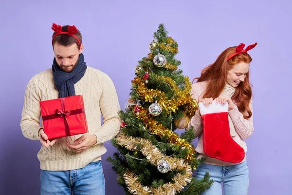 Όμορφο κορίτσι με άντρα κοντά στο χριστουγεννιάτικο δέντρο — Φωτογραφία Αρχείου