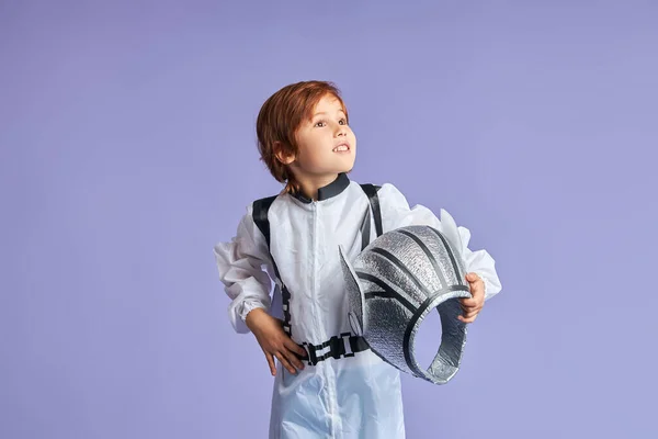 Retrato de lindo niño usando traje de cosmonauta — Foto de Stock