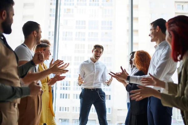 Ganadores del equipo de negocios. éxito, negocio, oficina y concepto ganador —  Fotos de Stock