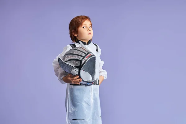 Egy rémült fehér gyerek portréja űrhajós ruhában. — Stock Fotó