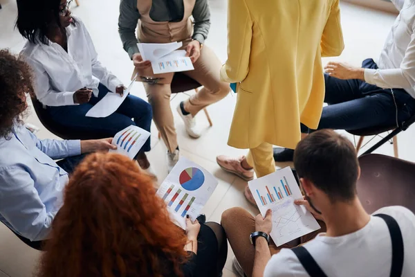 Top view onn grupo de jóvenes empresarios multiétnicos que planean la puesta en marcha en la oficina de reuniones —  Fotos de Stock