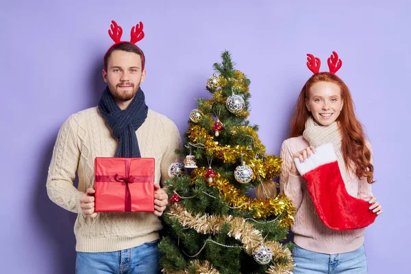 Söta söta par med julstrumpa — Stockfoto