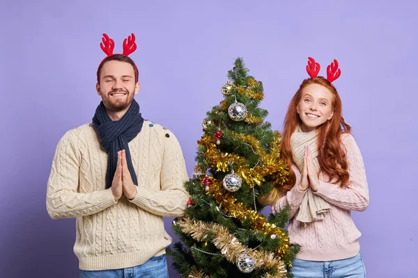 Chica bonita con el hombre cerca del árbol de Navidad — Foto de Stock
