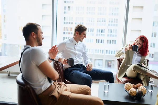 Equipo de jóvenes profesionales multiétnicos tienen una discusión informal en la oficina de negocios — Foto de Stock