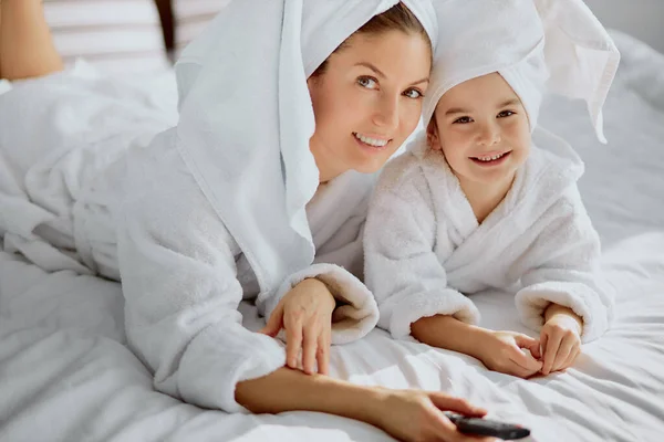 Ocio. alegre sonriente amable madre y su hijo en la cama —  Fotos de Stock