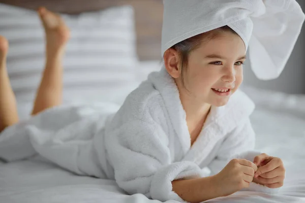 Alegre niña caucásica con toalla blanca en la cabeza después de la ducha o el baño — Foto de Stock