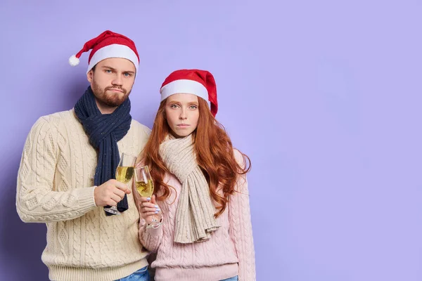 Mujer pelirroja y hombre sin afeitar en satna claus sombrero — Foto de Stock