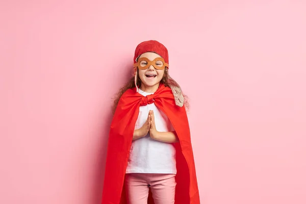 Chica sonriente positiva en casco sobre fondo rosa. concepto de aviación — Foto de Stock