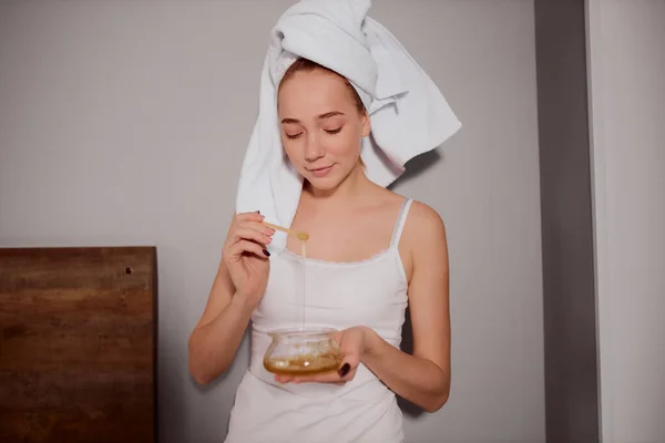 Indah gadis mempersiapkan pasta gula — Stok Foto