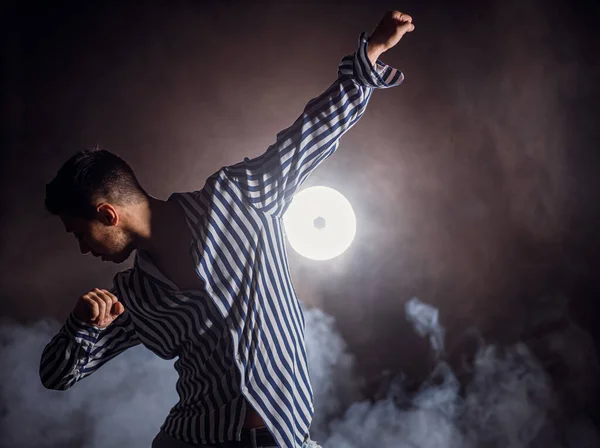 Joven bailarín masculino realizar danza callejera moderna en el estudio —  Fotos de Stock