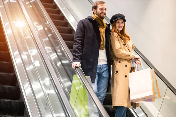 Jovem casal caucasiano gosta de fazer compras juntos — Fotografia de Stock