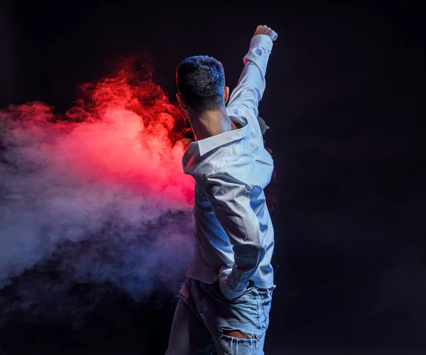 Große geschickte Mann Tänzer führen Streetdance — Stockfoto