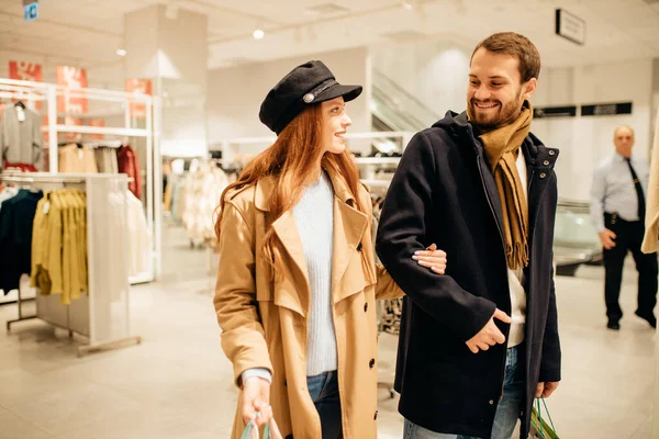 Belo casal caucasiano compras juntos na loja de roupas — Fotografia de Stock