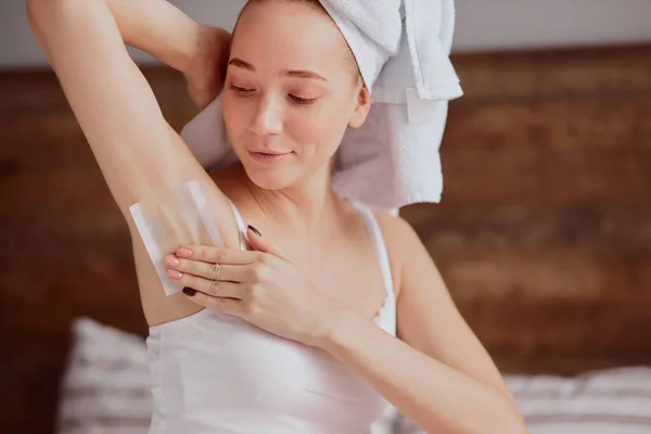 Pretyy woman doing armpit epilation — Stock Photo, Image
