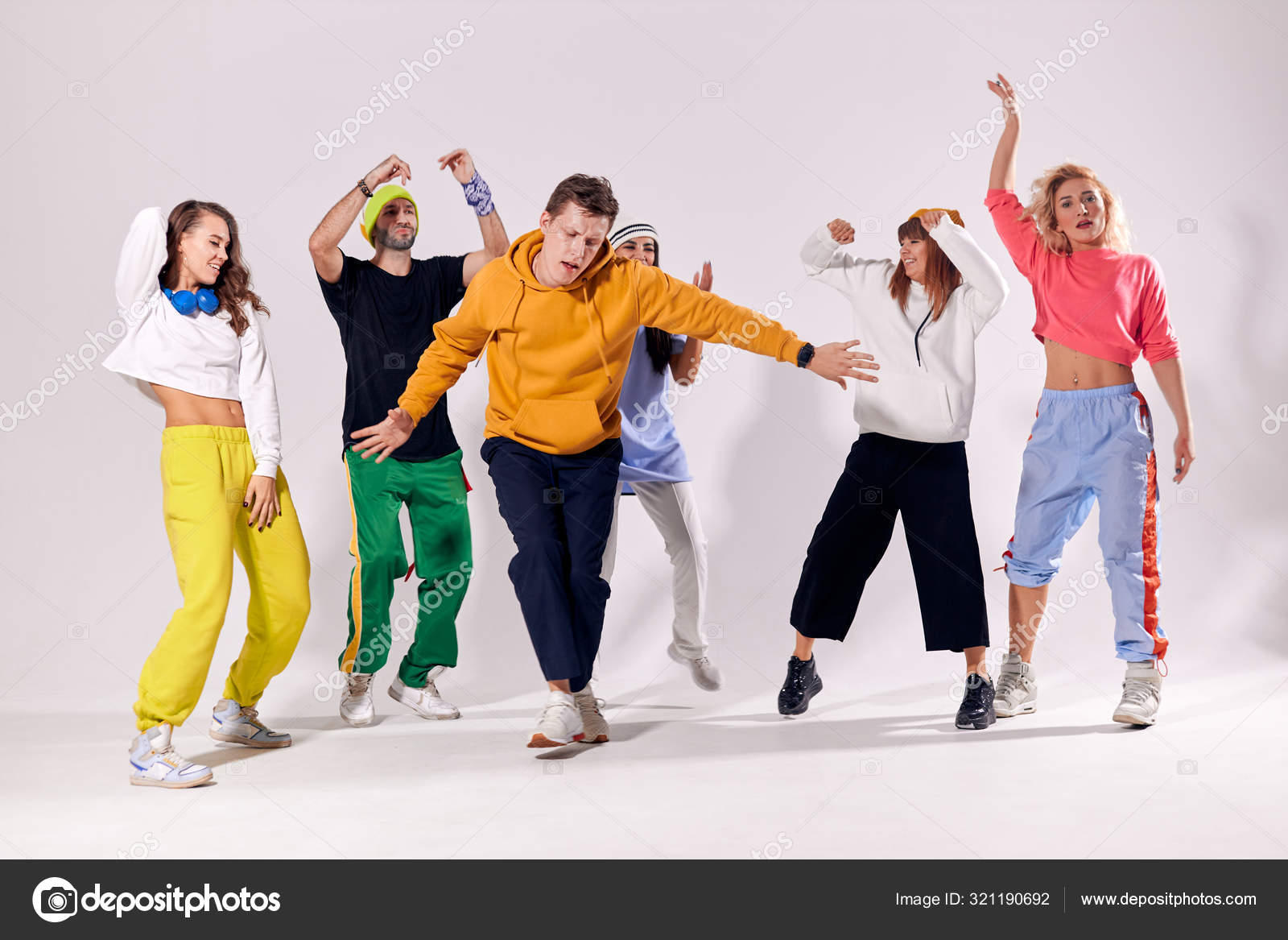 Groupe de jeunes danseurs hip-hop en studio image libre de droit