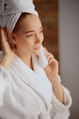 Spa ameliyatlarından sonra çekici bir kadının portresi
