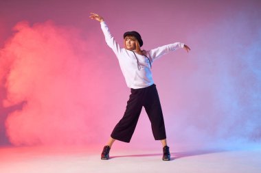 Funk dansçısı dans ediyor.
