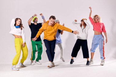 Stüdyoda genç hip-hop dansçıları grubu