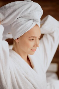 Spa ameliyatlarından sonra çekici bir kadının portresi